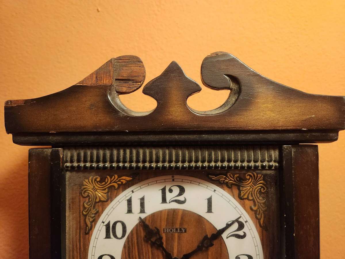 VINTAGE HOLLY 31 DAY WALL CLOCK IN WORKING CONDITION