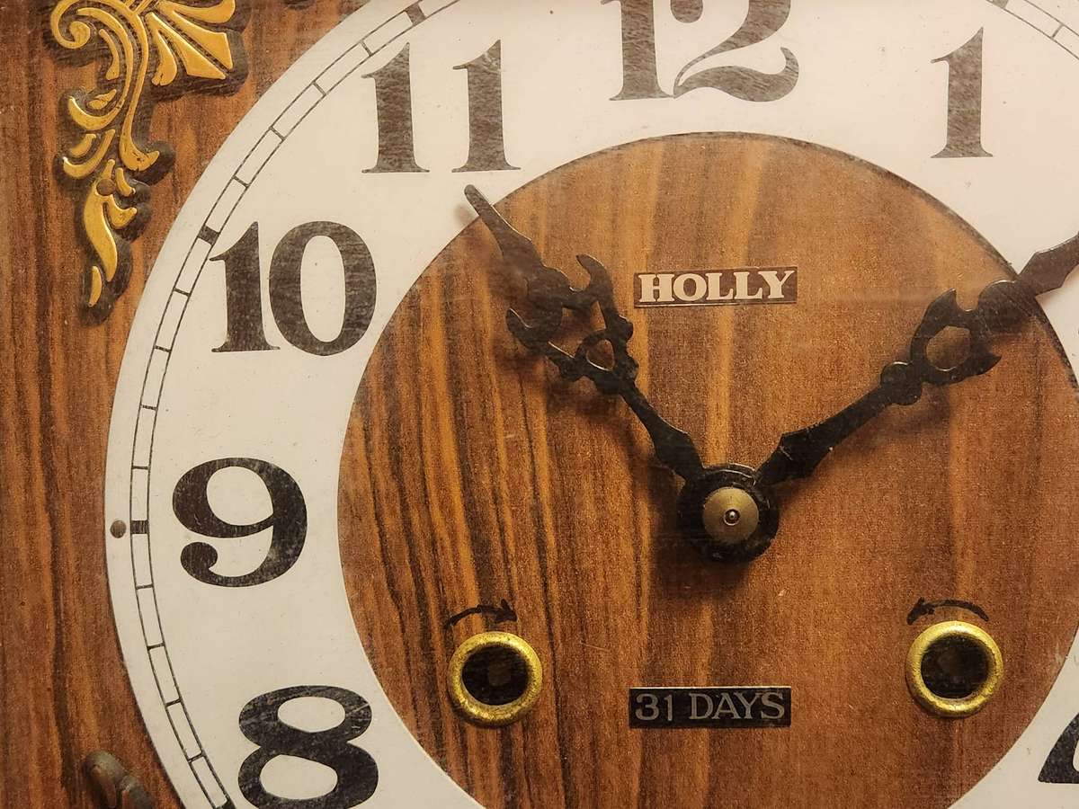 VINTAGE HOLLY 31 DAY WALL CLOCK IN WORKING CONDITION