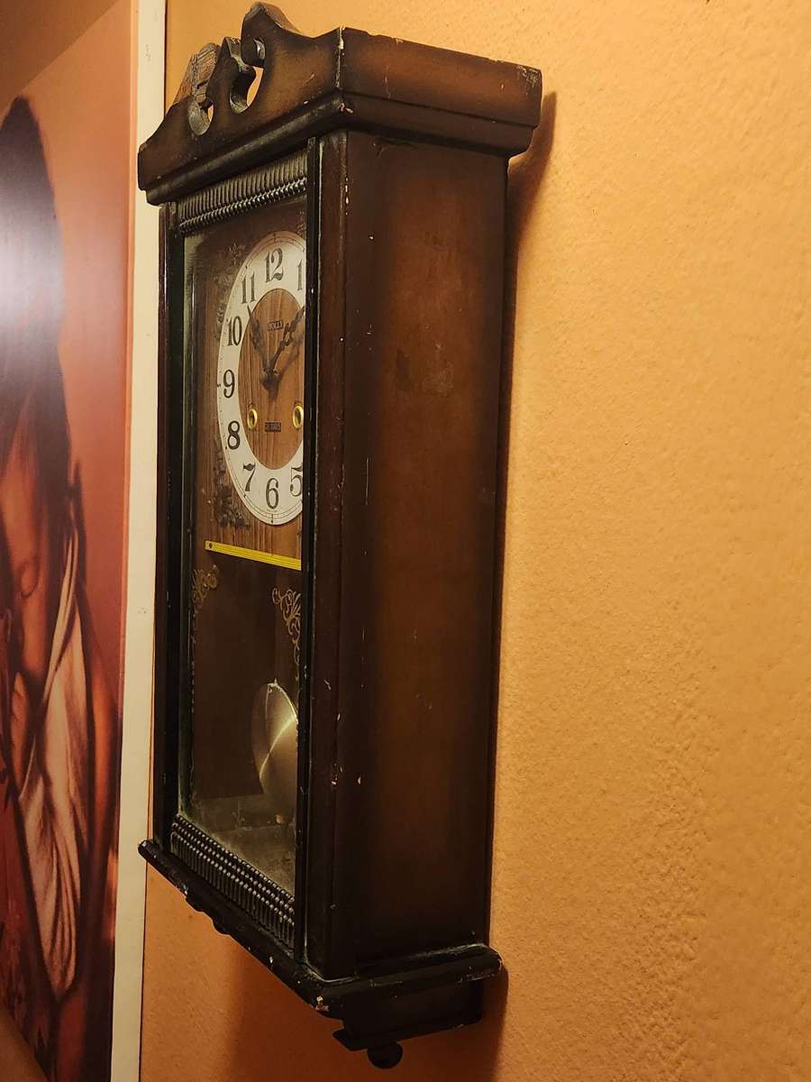 VINTAGE HOLLY 31 DAY WALL CLOCK IN WORKING CONDITION