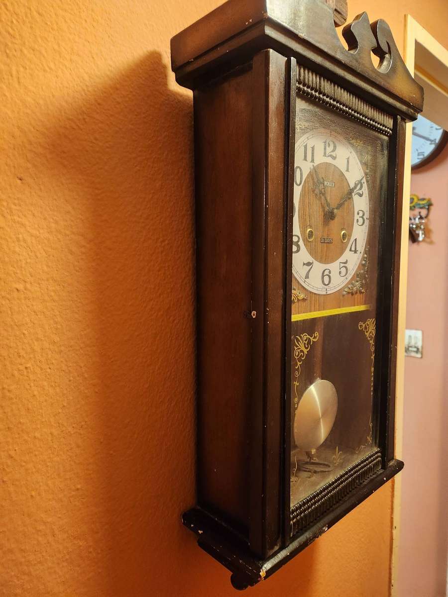 VINTAGE HOLLY 31 DAY WALL CLOCK IN WORKING CONDITION