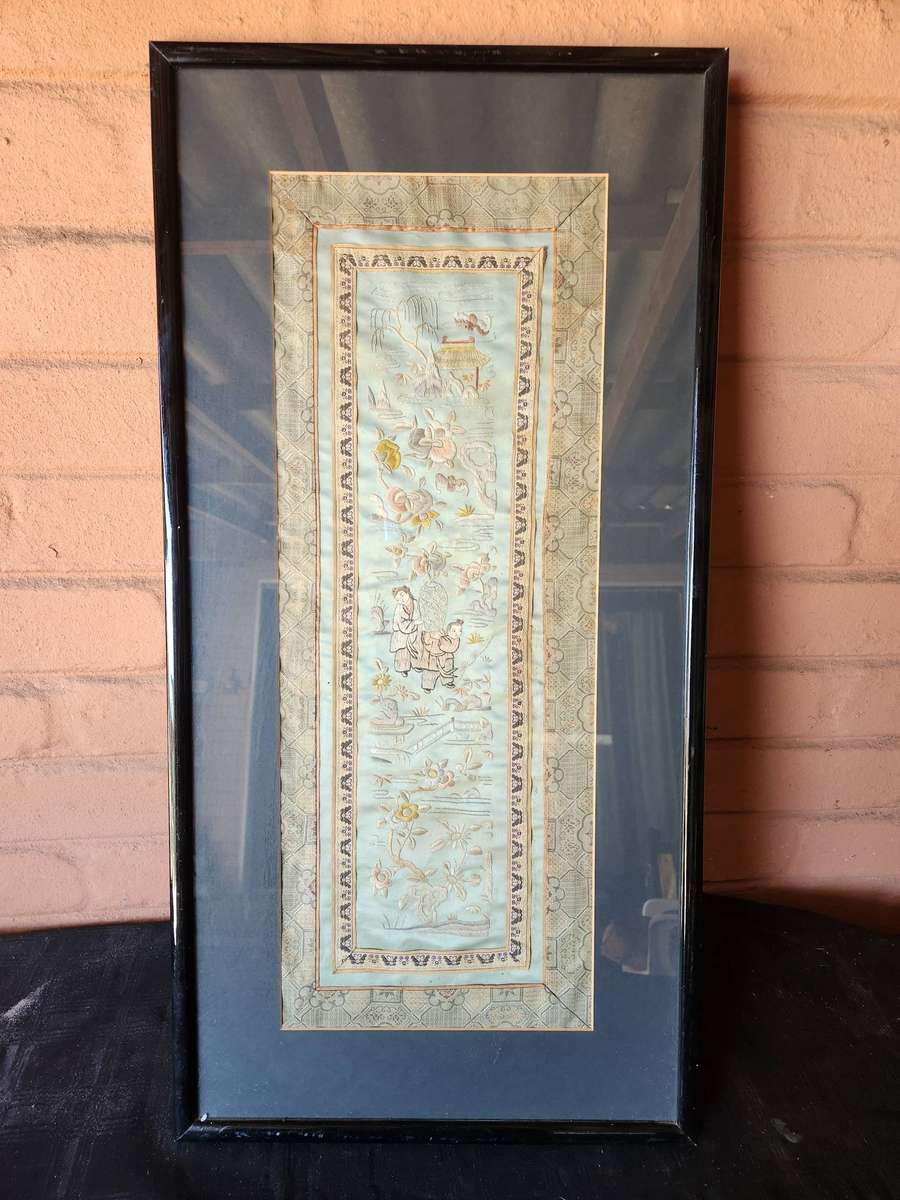 VINTAGE FRAMED CHINESE SILK EMBROIDERY PANEL
