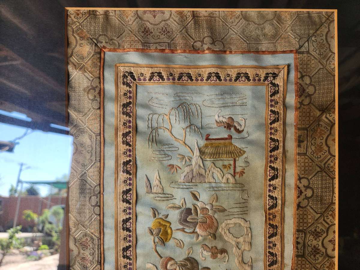 VINTAGE FRAMED CHINESE SILK EMBROIDERY PANEL