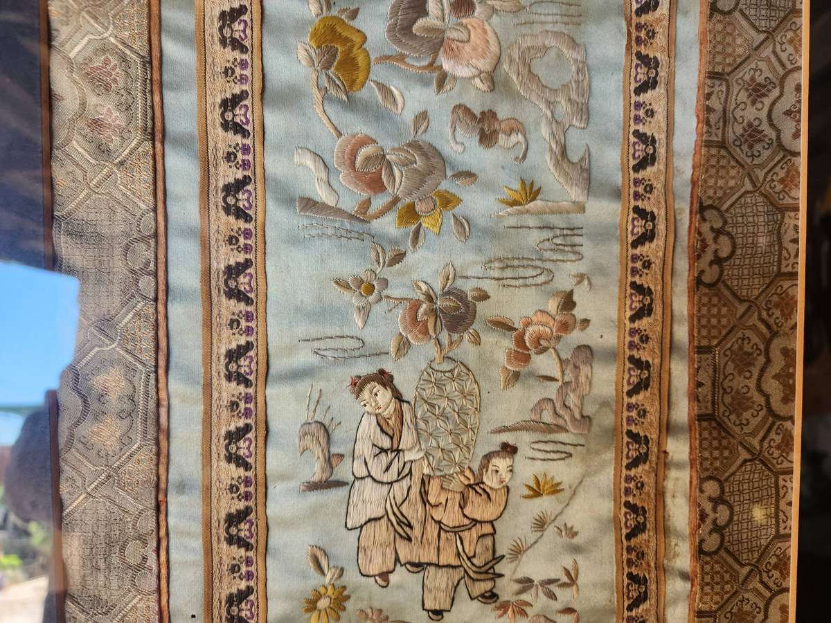 VINTAGE FRAMED CHINESE SILK EMBROIDERY PANEL