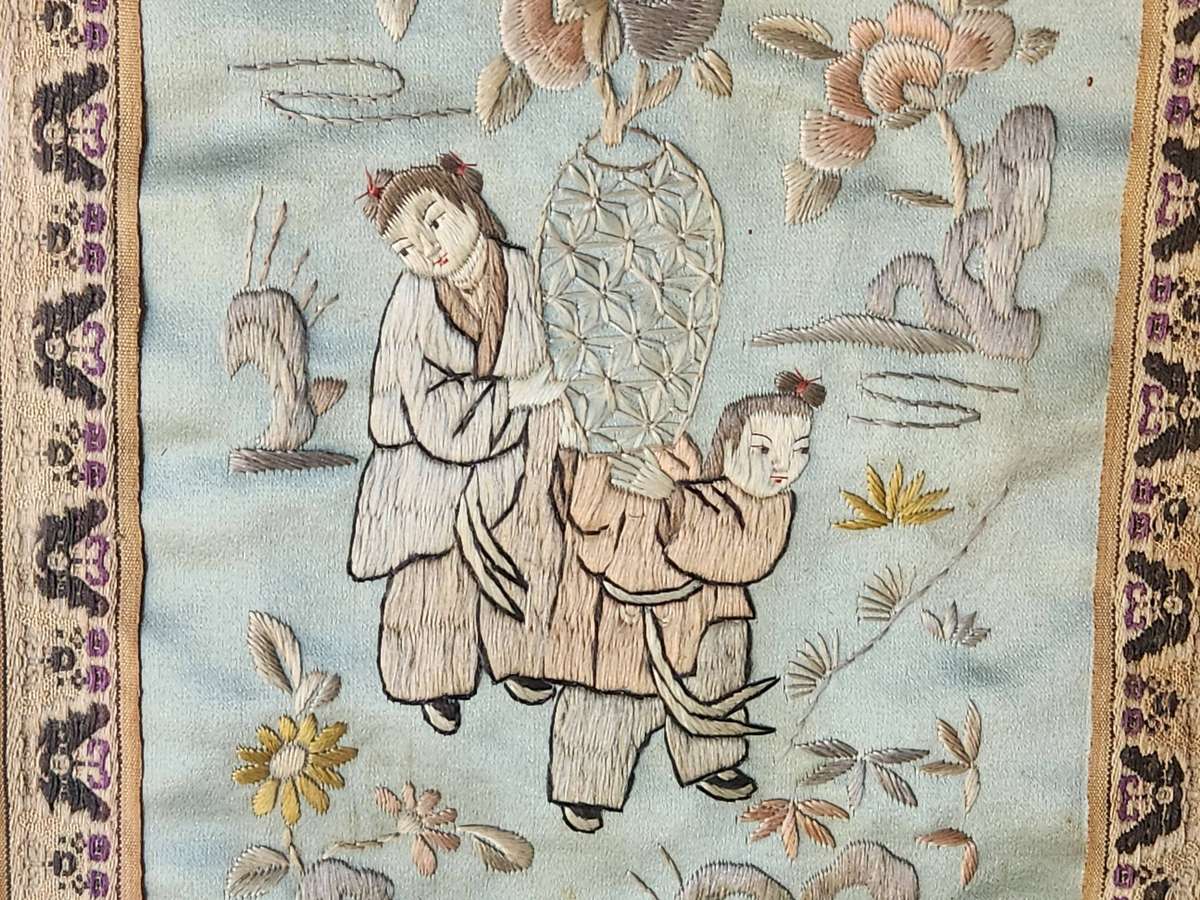 VINTAGE FRAMED CHINESE SILK EMBROIDERY PANEL