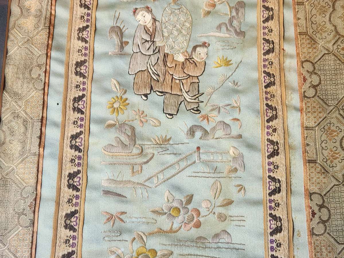 VINTAGE FRAMED CHINESE SILK EMBROIDERY PANEL
