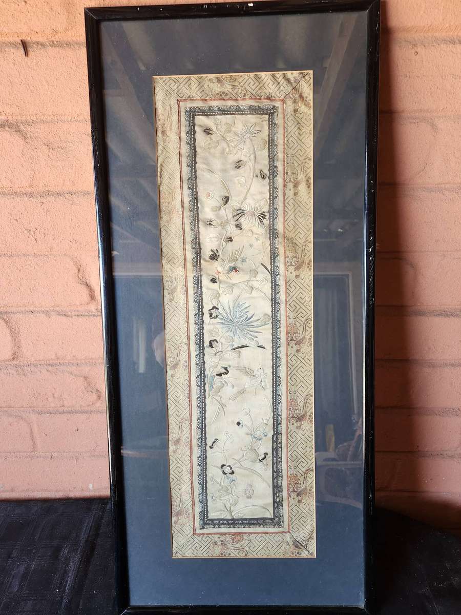 VINTAGE FRAMED CHINESE SILK EMBROIDERY PANEL WITH A FLORAL AND BIRD MOTIF