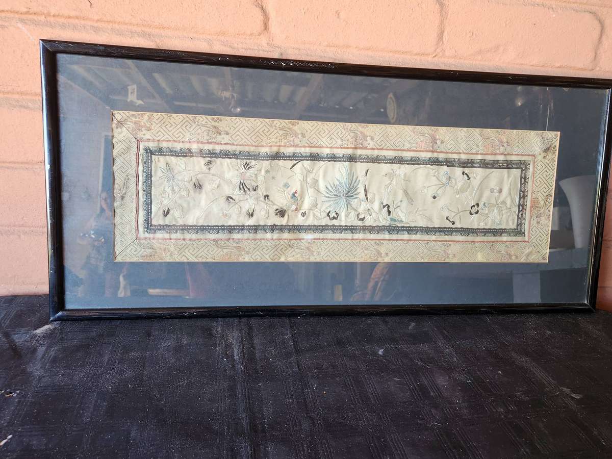 VINTAGE FRAMED CHINESE SILK EMBROIDERY PANEL WITH A FLORAL AND BIRD MOTIF