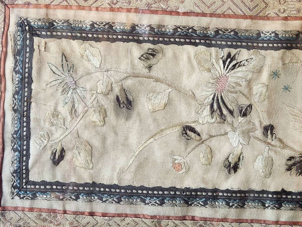 VINTAGE FRAMED CHINESE SILK EMBROIDERY PANEL WITH A FLORAL AND BIRD MOTIF