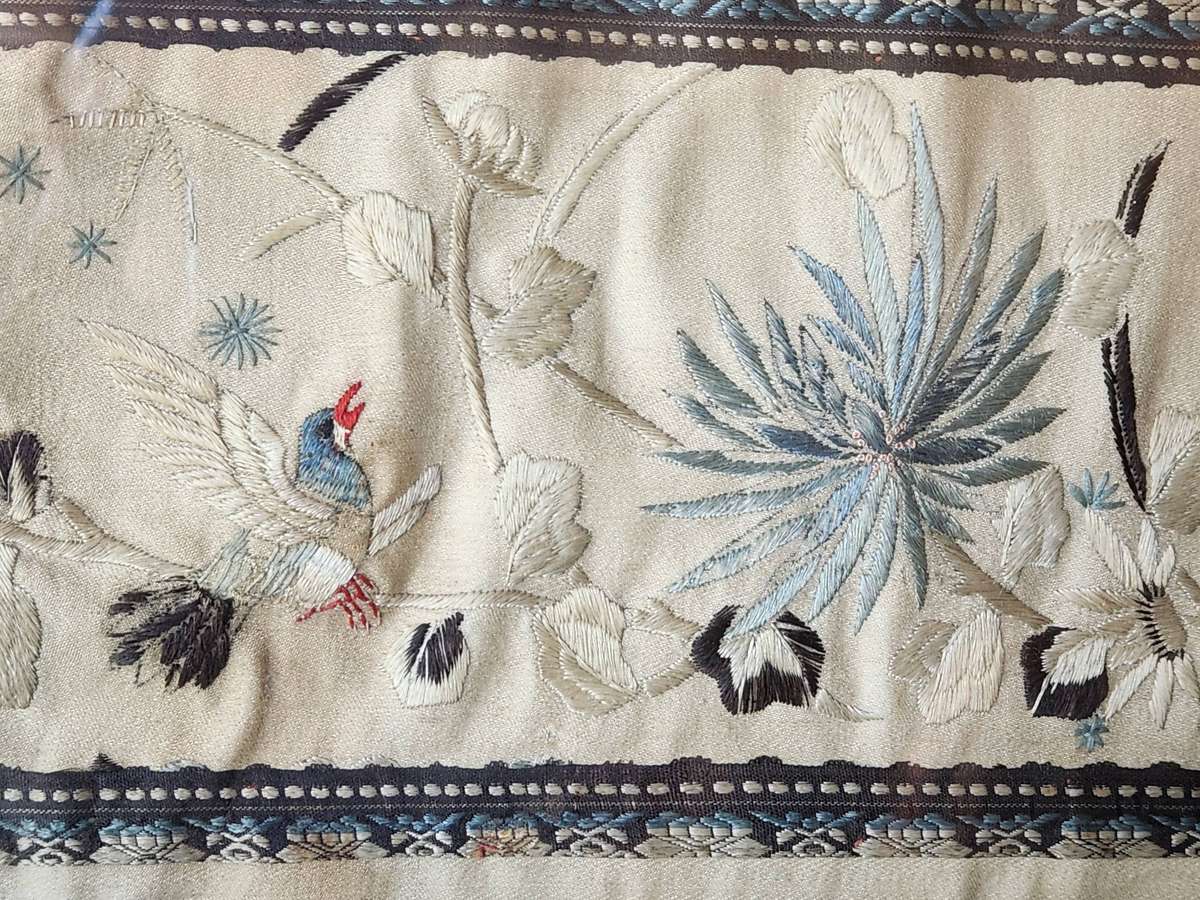 VINTAGE FRAMED CHINESE SILK EMBROIDERY PANEL WITH A FLORAL AND BIRD MOTIF