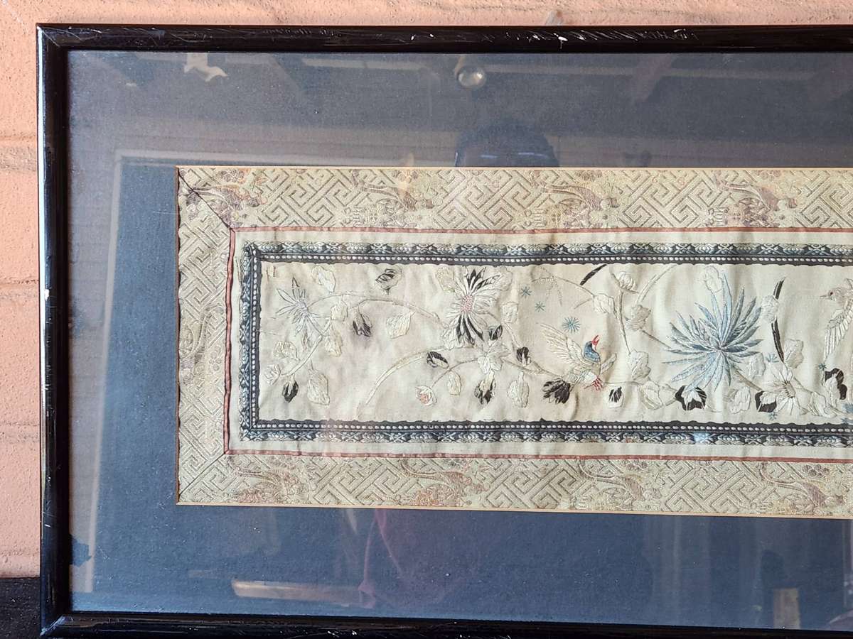VINTAGE FRAMED CHINESE SILK EMBROIDERY PANEL WITH A FLORAL AND BIRD MOTIF