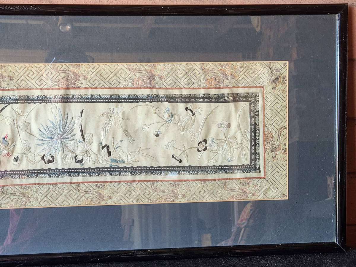 VINTAGE FRAMED CHINESE SILK EMBROIDERY PANEL WITH A FLORAL AND BIRD MOTIF