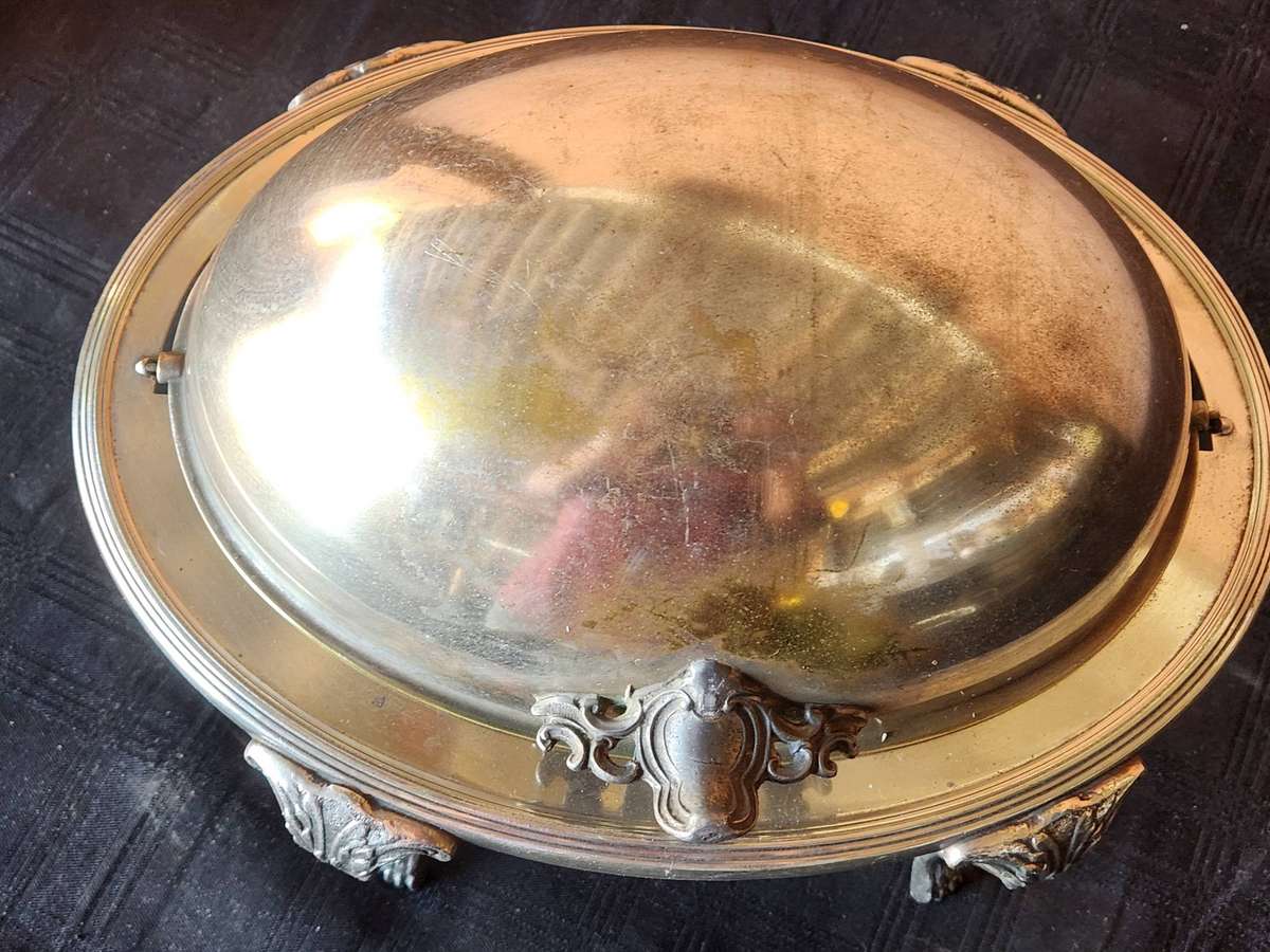 VINTAGE SWIVEL TOP DOMED AND FOOTED SERANCO SILVER PLATED SERVING DISH