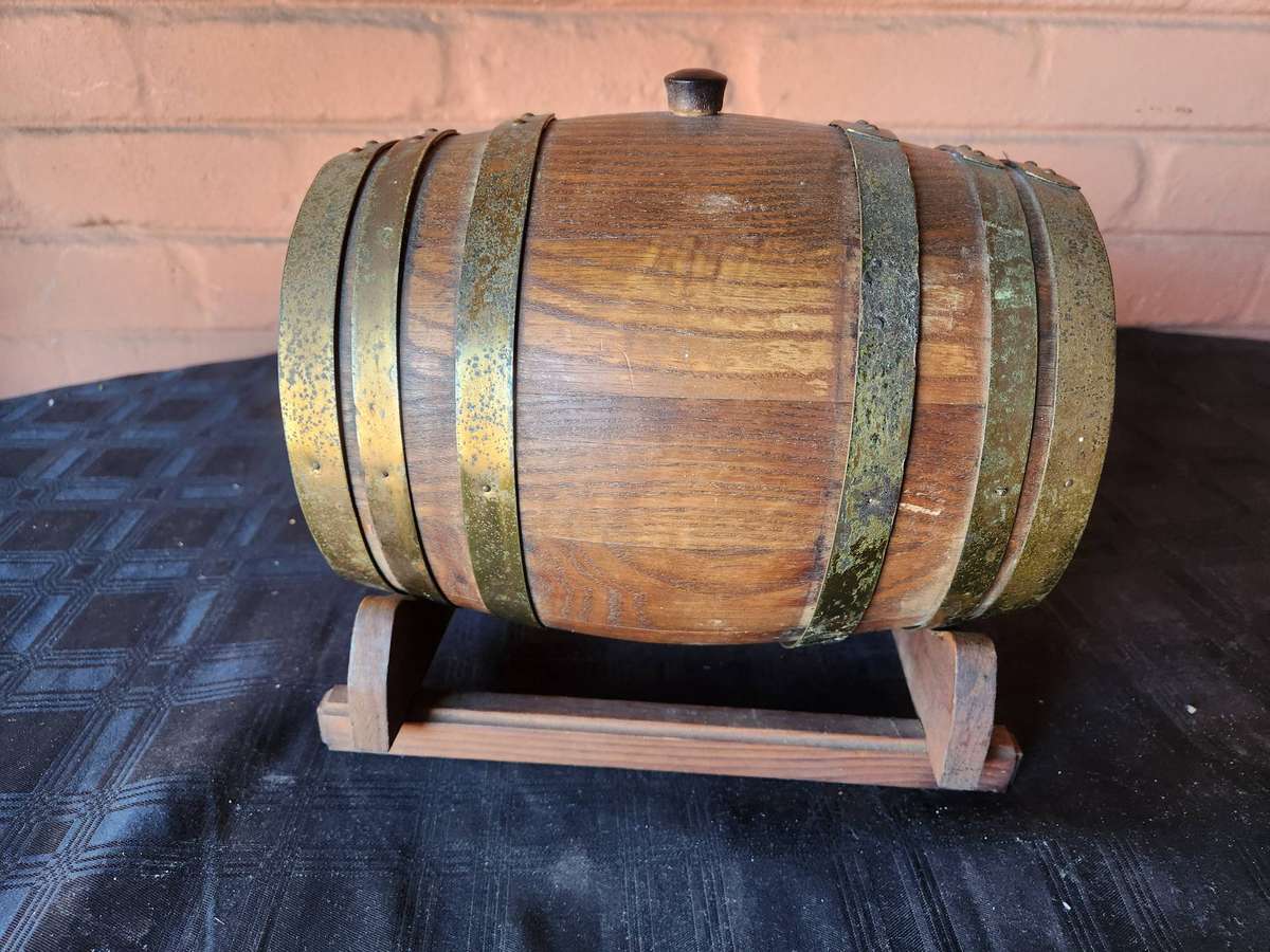 VINTAGE OAK WINE BARREL WITH BRASS HOOPS ON A CUSTOM MADE STAND