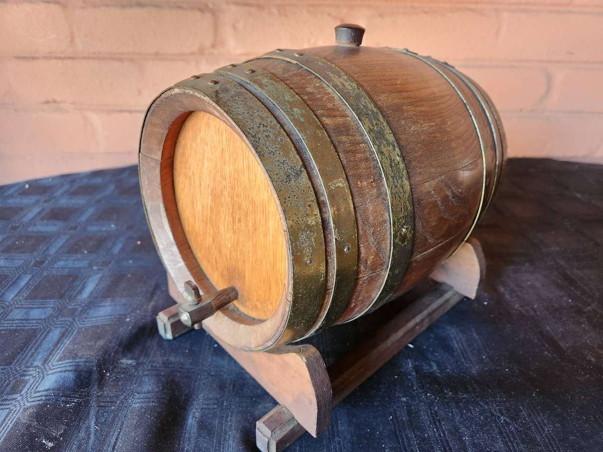 VINTAGE OAK WINE BARREL WITH BRASS HOOPS ON A CUSTOM MADE STAND