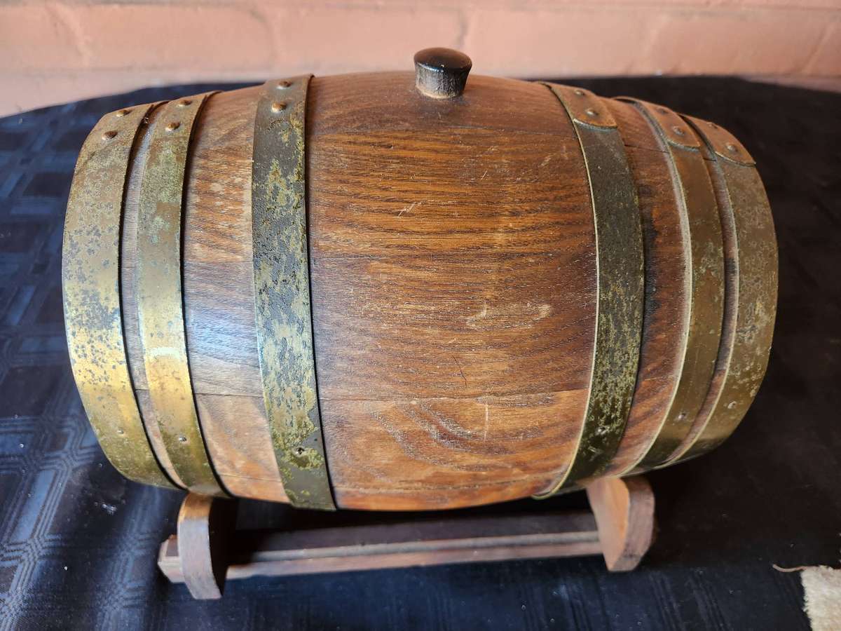 VINTAGE OAK WINE BARREL WITH BRASS HOOPS ON A CUSTOM MADE STAND