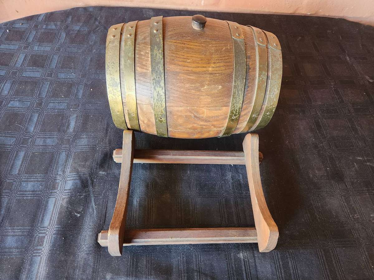 VINTAGE OAK WINE BARREL WITH BRASS HOOPS ON A CUSTOM MADE STAND