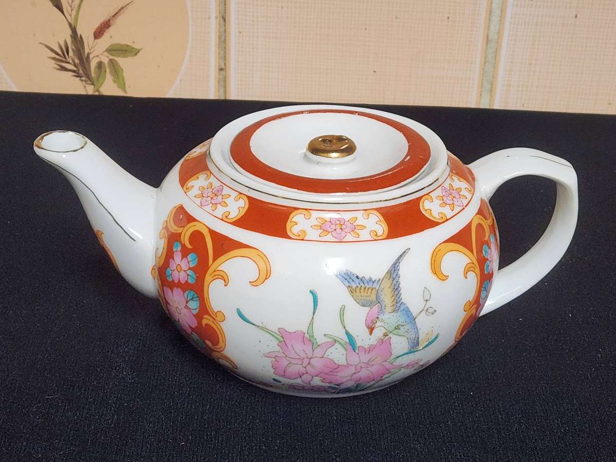 ORNATE ORIENTAL PORCELAIN TEA POT, MADE IN CHINA
