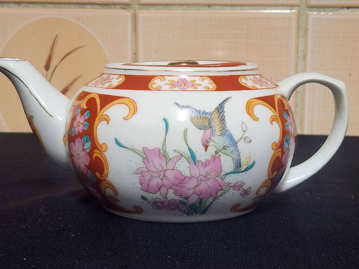 ORNATE ORIENTAL PORCELAIN TEA POT, MADE IN CHINA