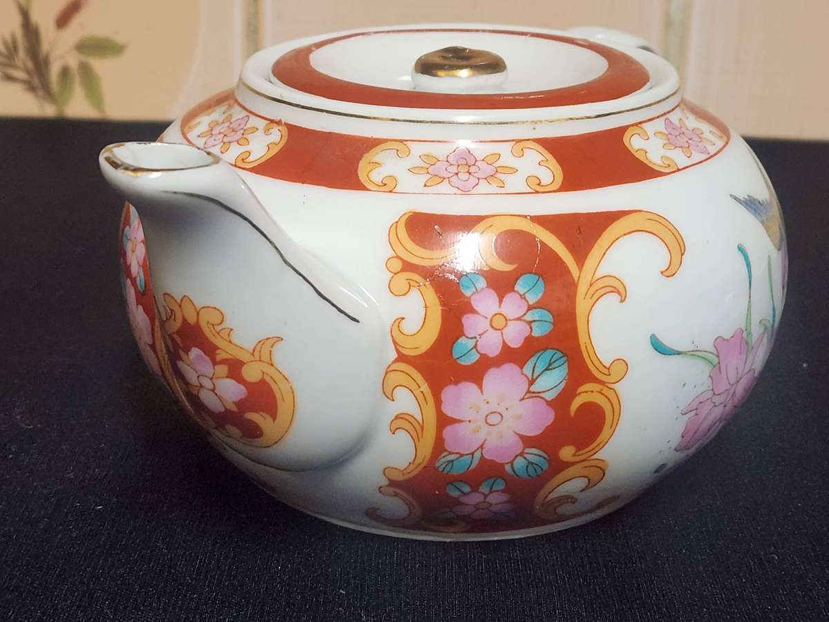 ORNATE ORIENTAL PORCELAIN TEA POT, MADE IN CHINA