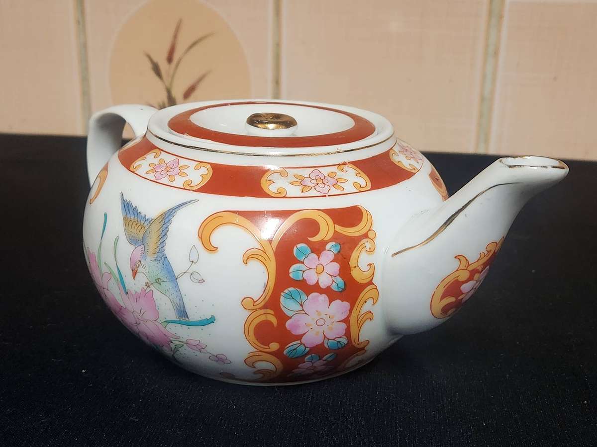 ORNATE ORIENTAL PORCELAIN TEA POT, MADE IN CHINA