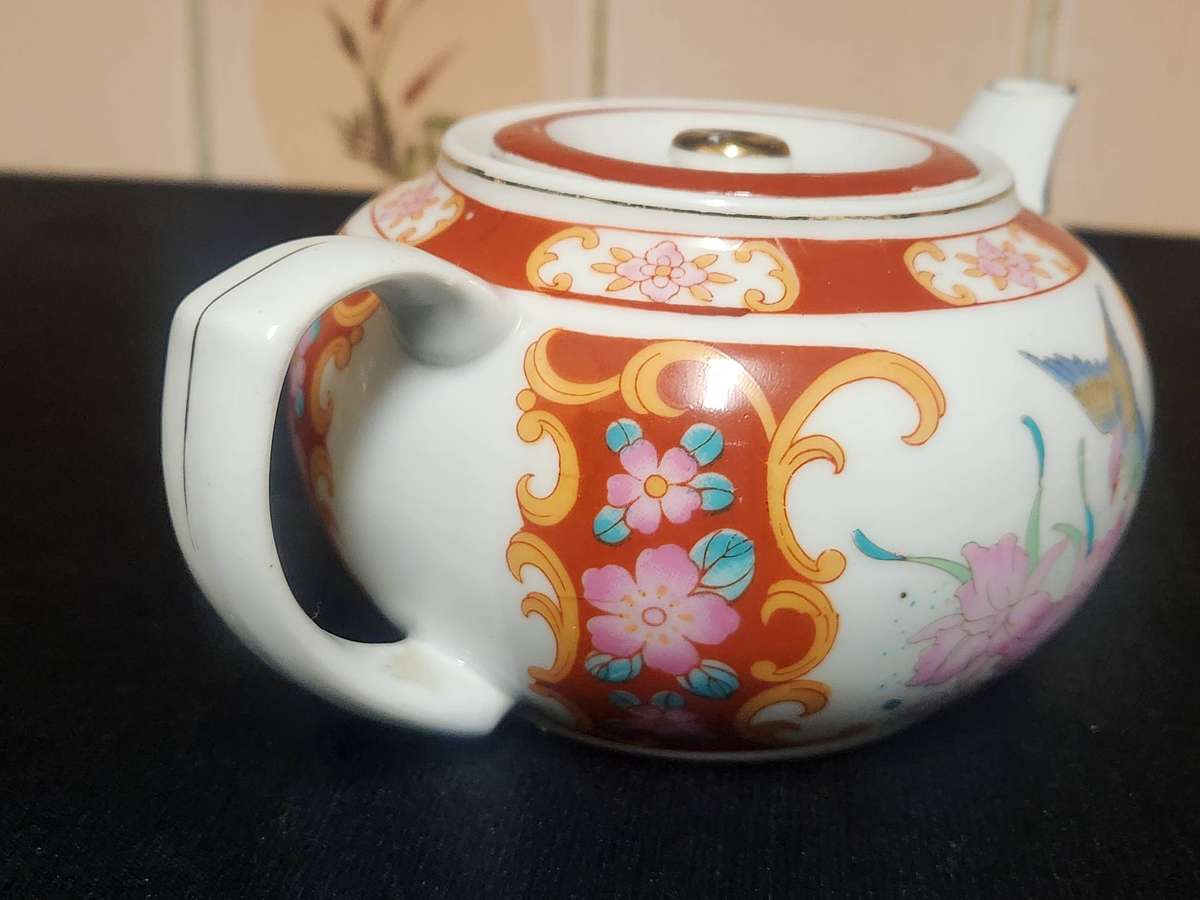 ORNATE ORIENTAL PORCELAIN TEA POT, MADE IN CHINA