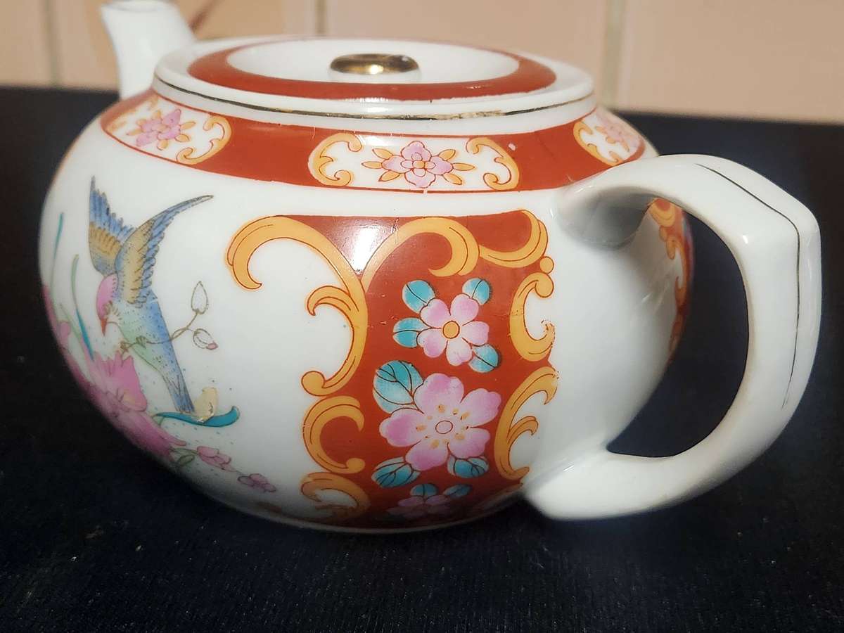 ORNATE ORIENTAL PORCELAIN TEA POT, MADE IN CHINA