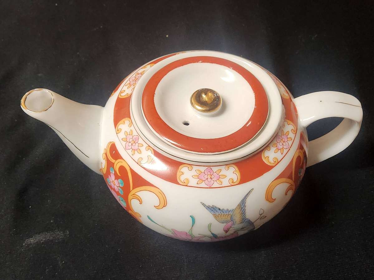 ORNATE ORIENTAL PORCELAIN TEA POT, MADE IN CHINA
