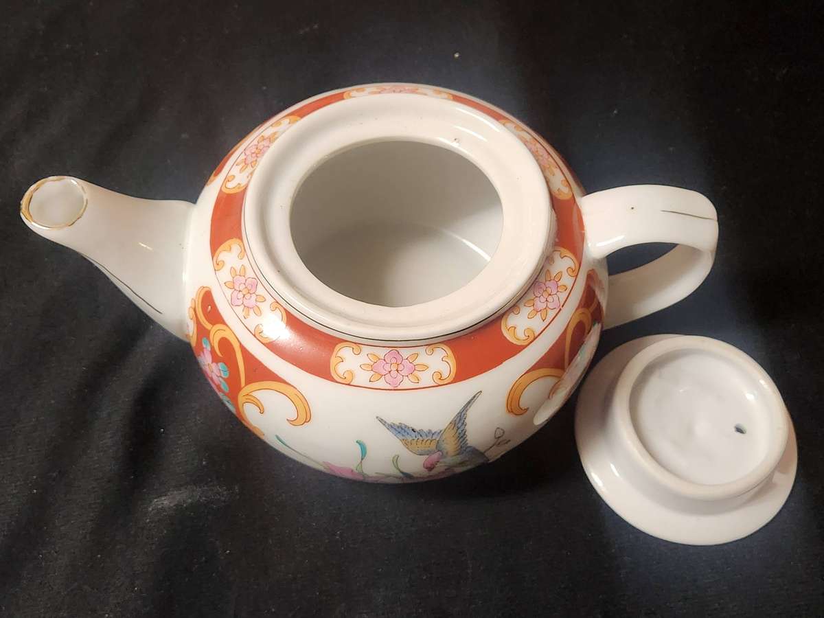 ORNATE ORIENTAL PORCELAIN TEA POT, MADE IN CHINA
