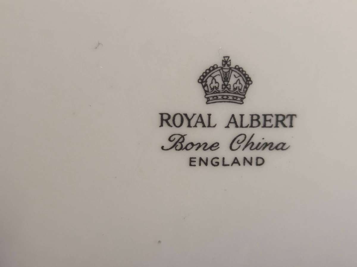 BEAUTIFUL PAIR OF VINTAGE ROYAL ALBERT BONE CHINA OVAL PLATES