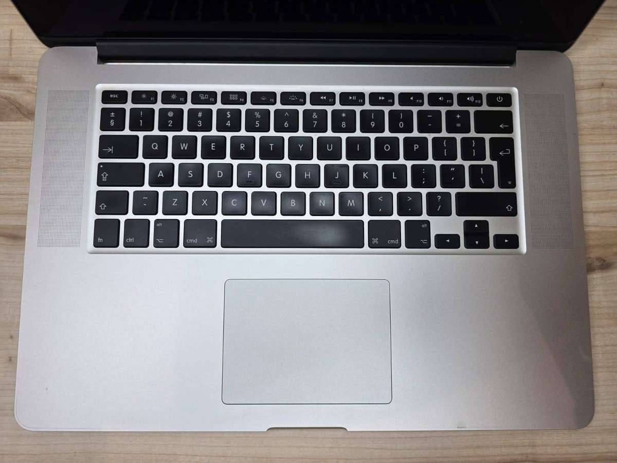 MacBook Pro 15 i7 QUAD  RETINA  SSD  BIG SCREEN DEAL