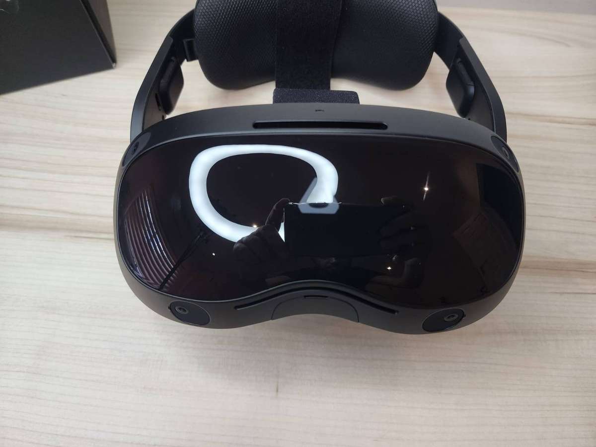 HTC Vive Focus 3 Standalone VR Headset Kit (99HASY000-00) | 5K Resolution | Snapdragon XR2 |