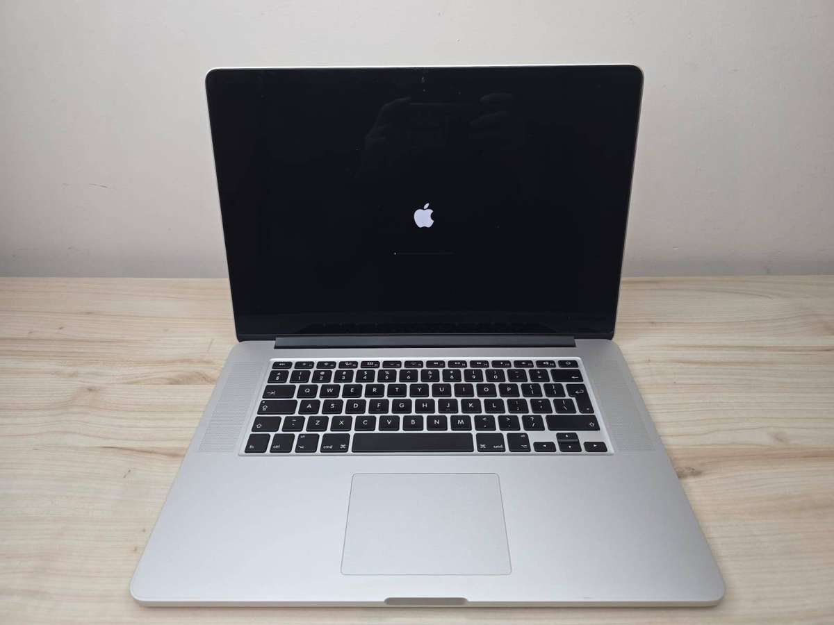 MacBook Pro 15 i7 QUAD  RETINA  SSD  BIG SCREEN DEAL