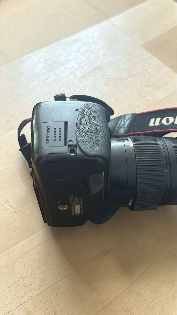 Canon EOS 600D DSLR Camera + Sigma 18-250mm Zoom Lens  2 Batteries + Charger