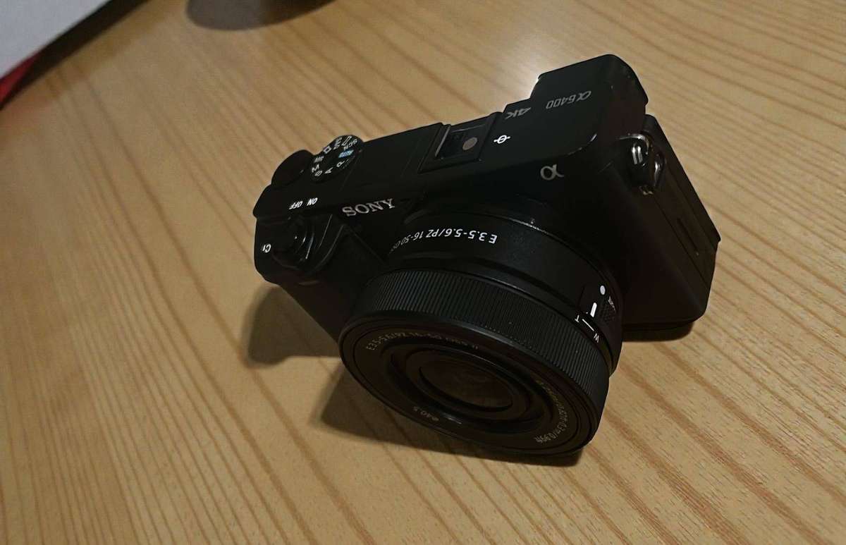 SONY A6400 24.2MP 4K MIRRORLESS CAMERA + 16-50MM OSS II LENS + SONY GP-VPT2BT GRIP