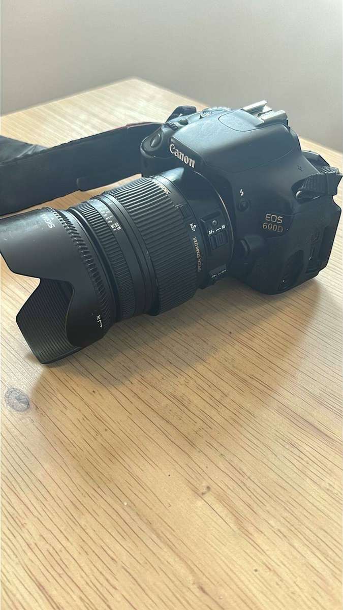 Canon EOS 600D DSLR Camera + Sigma 18-250mm Zoom Lens  2 Batteries + Charger