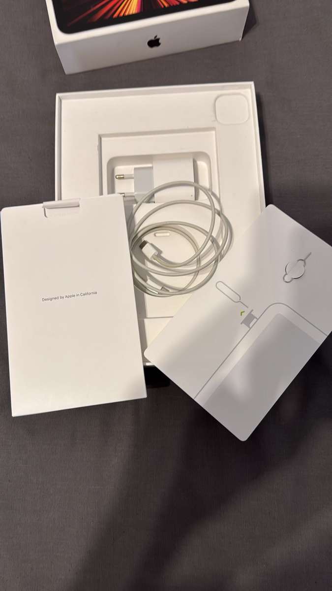 iPad Pro (11-inch, 2021, 3rd Generation) M1 Wi-Fi 128 GB MINT AS NEW