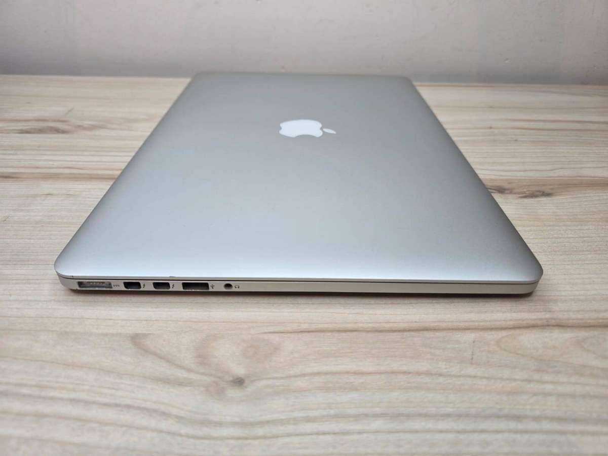 MacBook Pro 15 i7 QUAD  RETINA  SSD  BIG SCREEN DEAL