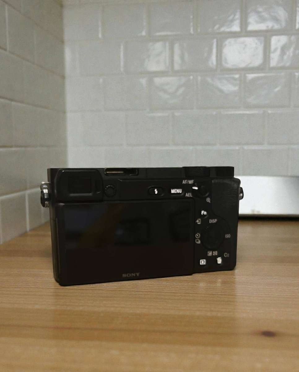 SONY A6400 24.2MP 4K MIRRORLESS CAMERA + 16-50MM OSS II LENS + SONY GP-VPT2BT GRIP
