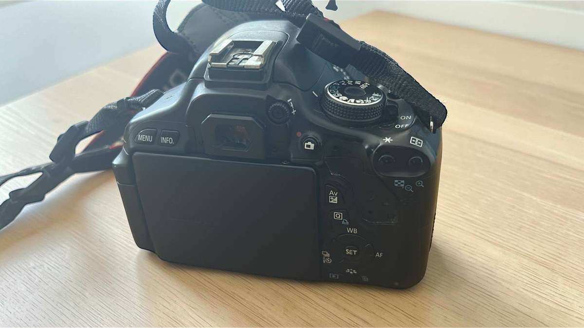 Canon EOS 600D DSLR Camera + Sigma 18-250mm Zoom Lens  2 Batteries + Charger