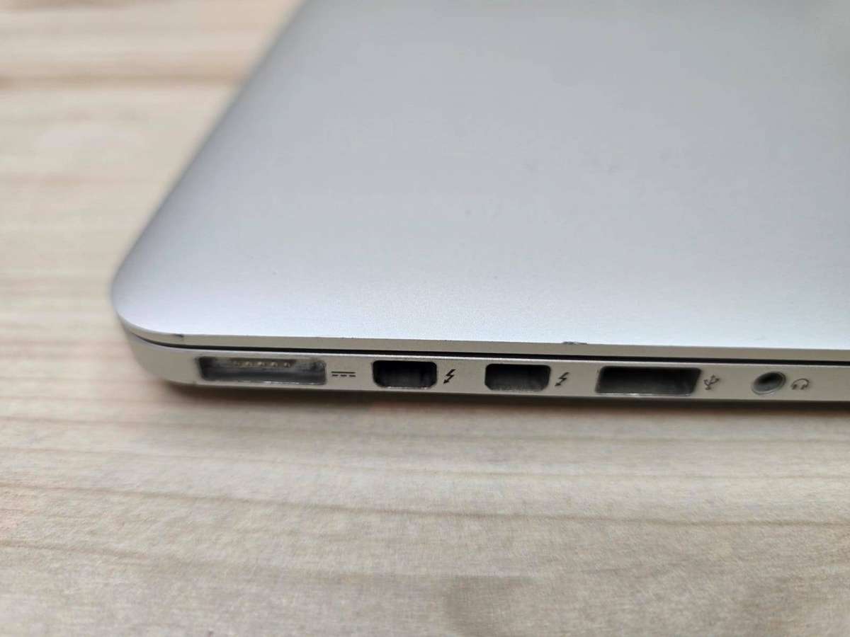 MacBook Pro 15 i7 QUAD  RETINA  SSD  BIG SCREEN DEAL
