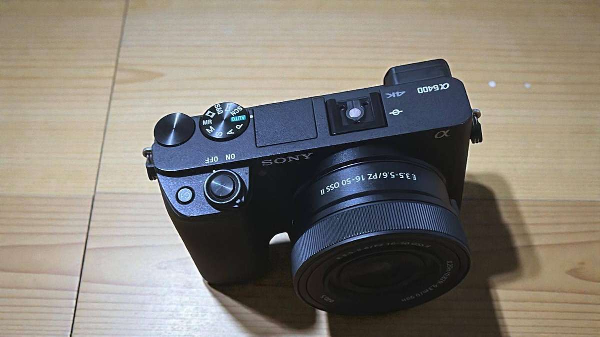 SONY A6400 24.2MP 4K MIRRORLESS CAMERA + 16-50MM OSS II LENS + SONY GP-VPT2BT GRIP