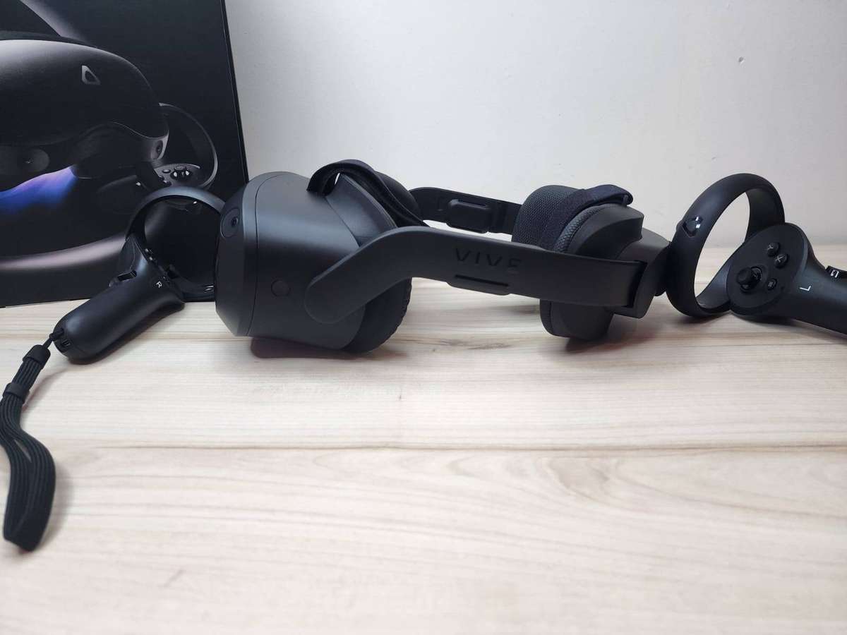 HTC Vive Focus 3 Standalone VR Headset Kit (99HASY000-00) | 5K Resolution | Snapdragon XR2 |