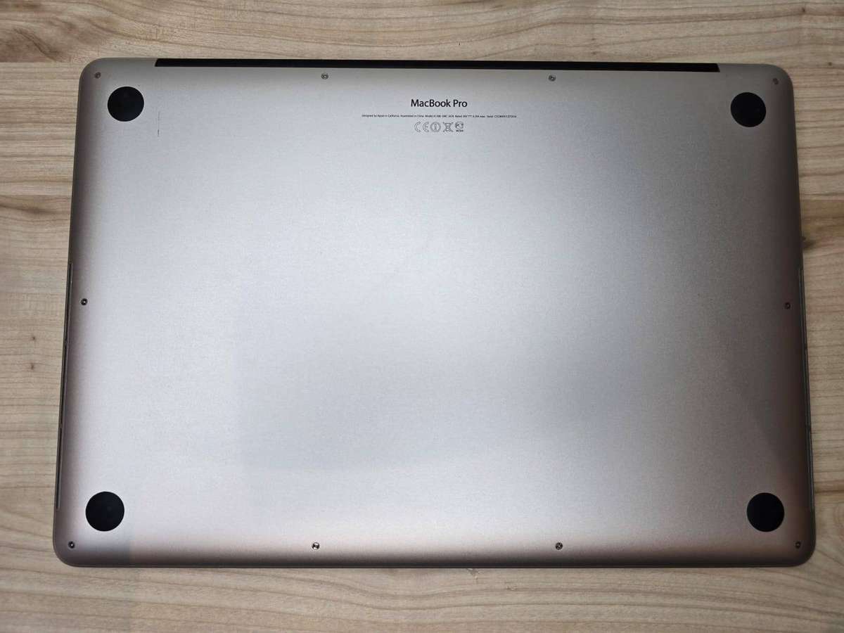 MacBook Pro 15 i7 QUAD  RETINA  SSD  BIG SCREEN DEAL
