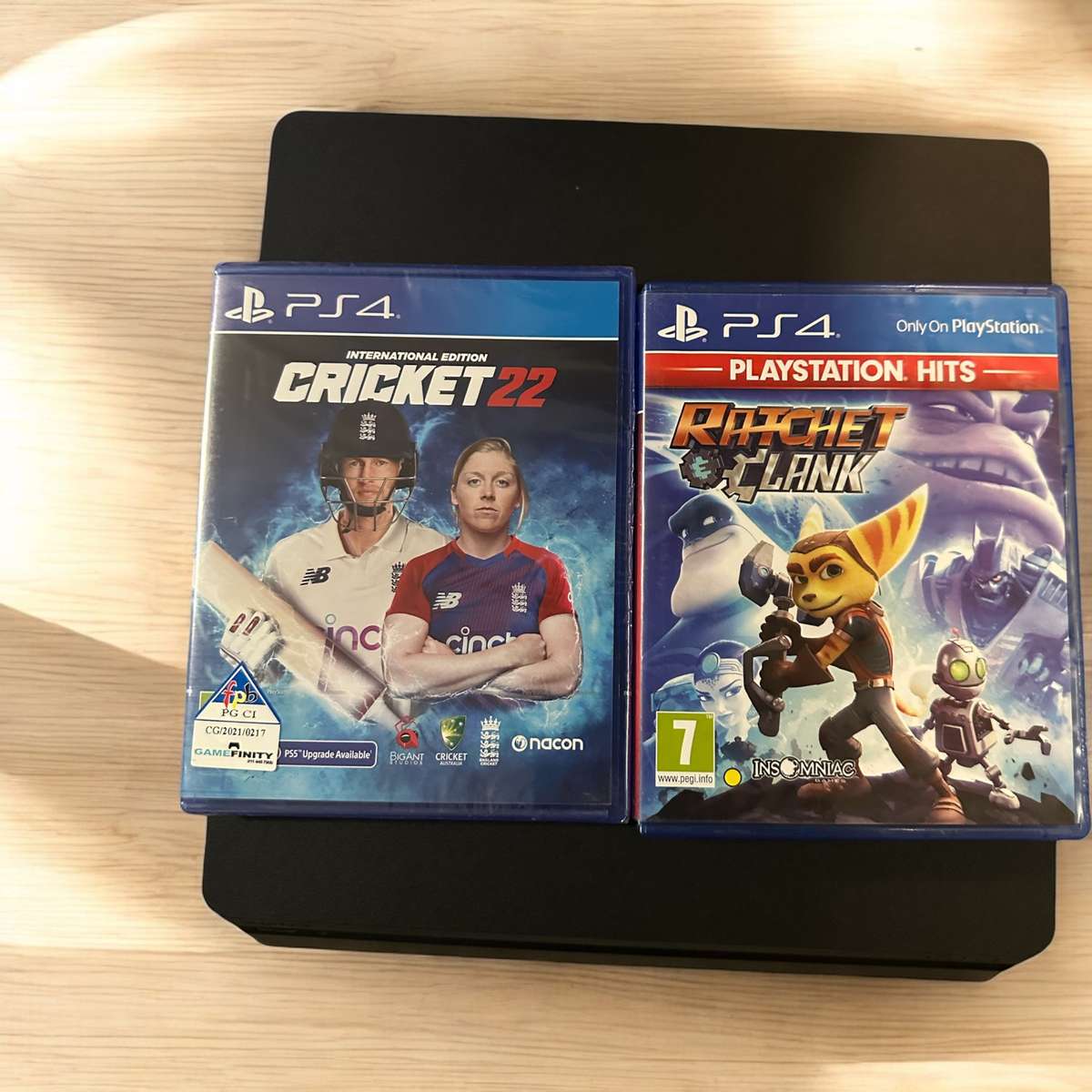 PLAYSTAION 4 SLIM 500GB 2 CONTROLLERS 2 GAMES