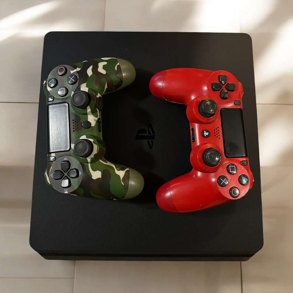 PLAYSTAION 4 SLIM 500GB 2 CONTROLLERS 2 GAMES