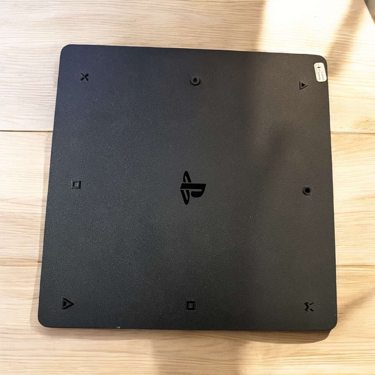 PLAYSTAION 4 SLIM 500GB 2 CONTROLLERS 2 GAMES