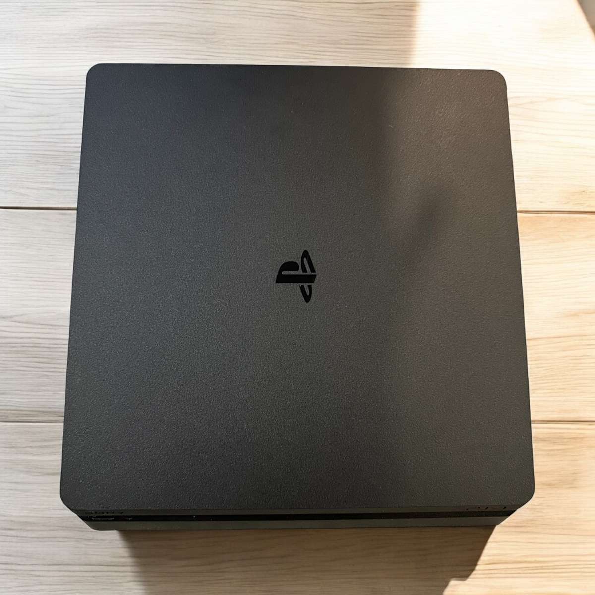 PLAYSTAION 4 SLIM 500GB 2 CONTROLLERS 2 GAMES