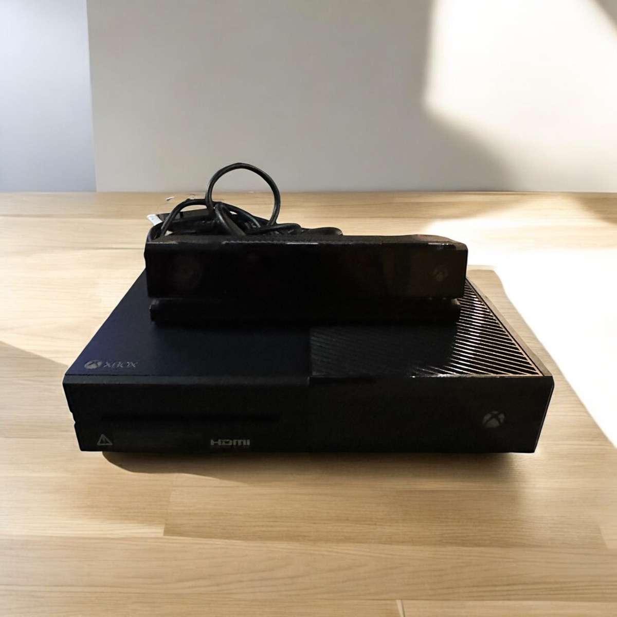 XBOX BOX ONE  1TB WITH 2 CONTROLLERS & KINECT