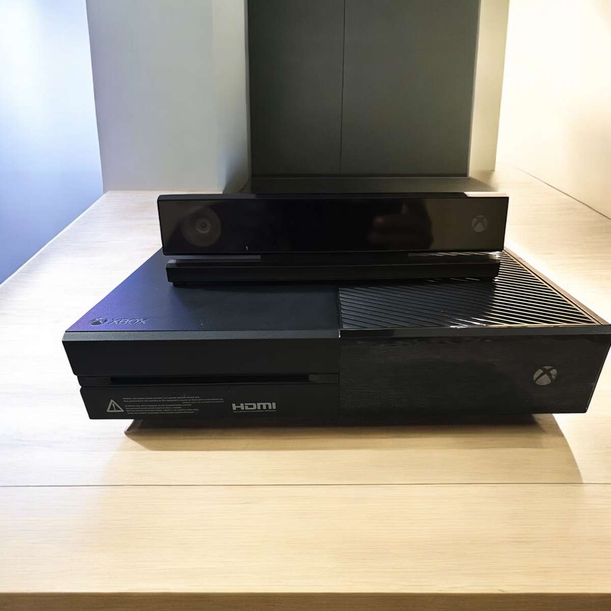 XBOX BOX ONE  1TB WITH 2 CONTROLLERS & KINECT