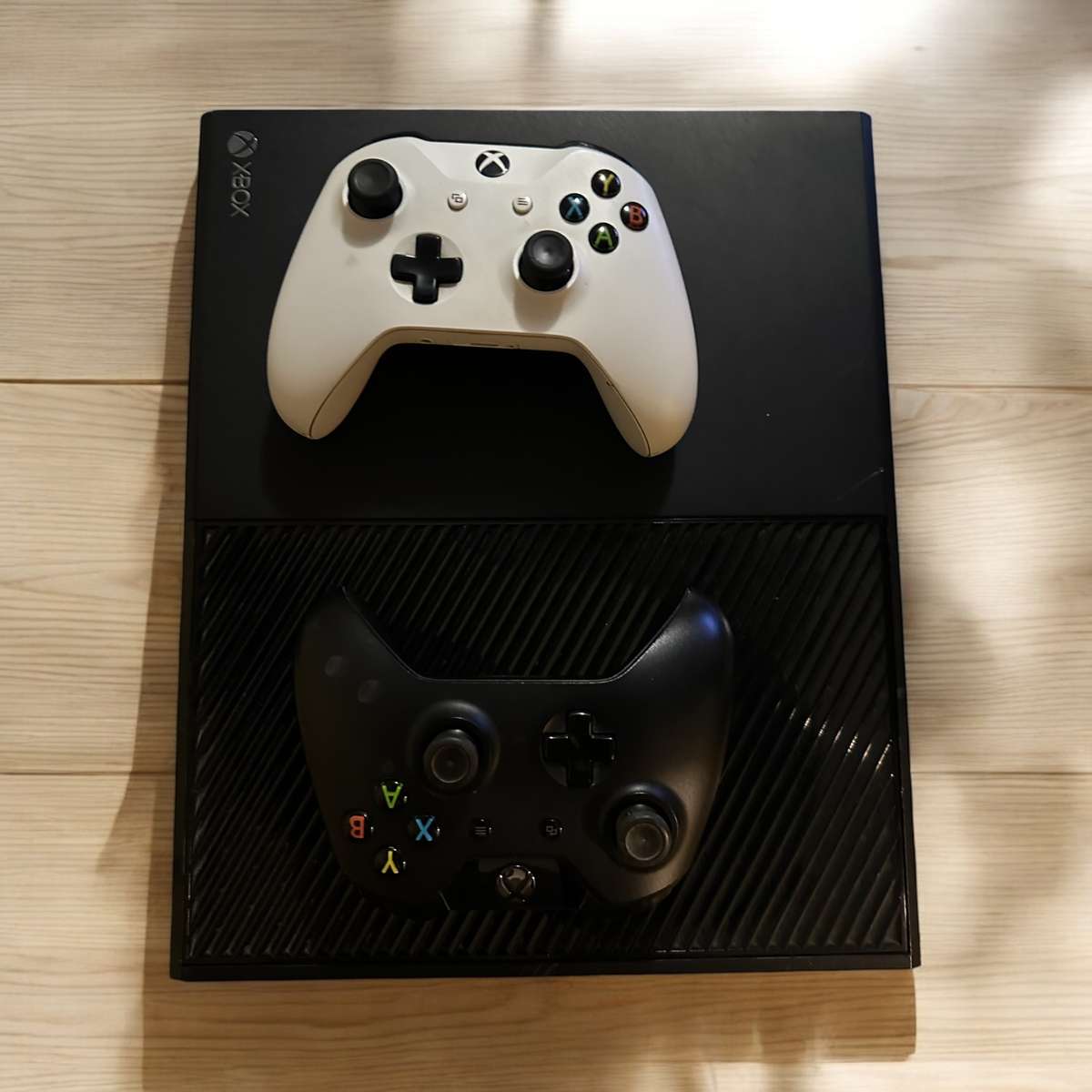 XBOX BOX ONE  1TB WITH 2 CONTROLLERS & KINECT
